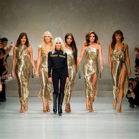 sfilata versace con top model|Milano Fashion Week, Versace: le star alla sfilata e i look PE .